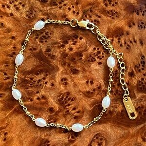 Floating style fresh water pearl bracelet